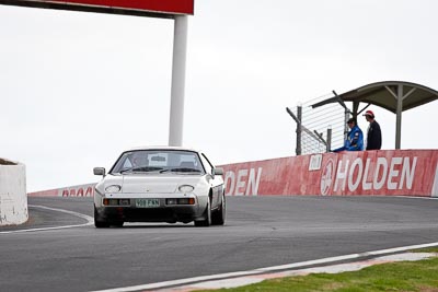 84;10-April-2009;1984-Porsche-928S;908FNN;Australia;Bathurst;FOSC;Festival-of-Sporting-Cars;Mt-Panorama;NSW;New-South-Wales;Regularity;Sean-Conway;auto;motorsport;racing;super-telephoto