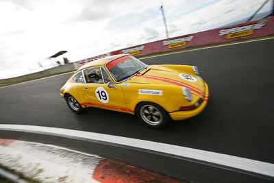 19;10-April-2009;1970-Porsche-911S;Australia;Bathurst;FOSC;Festival-of-Sporting-Cars;Historic-Touring-Cars;Mt-Panorama;NSW;New-South-Wales;Wayne-Seabrook;auto;classic;motorsport;racing;vintage;wide-angle