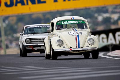 531;10-April-2009;1958-Volkswagen-Beetle;Australia;Bathurst;FOSC;Festival-of-Sporting-Cars;Mt-Panorama;NSW;New-South-Wales;Regularity;Tom-Law;VW;auto;motorsport;racing;super-telephoto