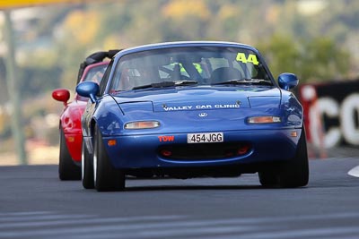 44;10-April-2009;1995-Mazda-MX‒5;Australia;Bathurst;Calum-Ballinger;FOSC;Festival-of-Sporting-Cars;Marque-and-Production-Sports;Mazda-MX‒5;Mazda-MX5;Mazda-Miata;Mt-Panorama;NSW;New-South-Wales;auto;motorsport;racing;super-telephoto