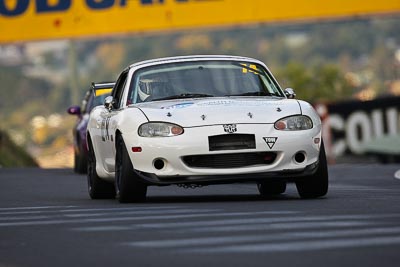 122;10-April-2009;1995-Mazda-MX‒5;Australia;Bathurst;FOSC;Festival-of-Sporting-Cars;Marque-and-Production-Sports;Mazda-MX‒5;Mazda-MX5;Mazda-Miata;Mt-Panorama;NSW;Neil-Dedrie;New-South-Wales;auto;motorsport;racing;super-telephoto