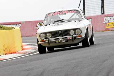 149;11-April-2009;1973-Alfa-Romeo-105-GTV;AF01KS;Australia;Bathurst;FOSC;Festival-of-Sporting-Cars;Historic-Sports-Cars;Mt-Panorama;NSW;New-South-Wales;Richard-Knox;auto;classic;motorsport;racing;super-telephoto;vintage