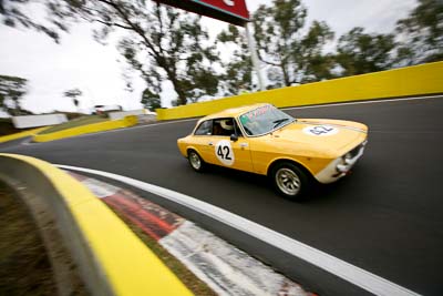 42;11-April-2009;1972-Alfa-Romeo-105-GTV-2000;31333H;Australia;Bathurst;FOSC;Festival-of-Sporting-Cars;Historic-Sports-Cars;Mt-Panorama;NSW;New-South-Wales;Stuart-Baillie;auto;classic;motorsport;racing;vintage;wide-angle