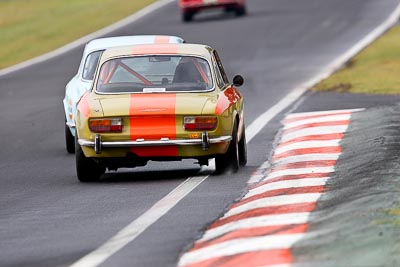 276;12-April-2009;1973-Alfa-Romeo-105-GTV;Australia;Bathurst;Bill-Magoffin;FOSC;Festival-of-Sporting-Cars;Historic-Touring-Cars;Mt-Panorama;NSW;New-South-Wales;auto;classic;motorsport;racing;super-telephoto;vintage