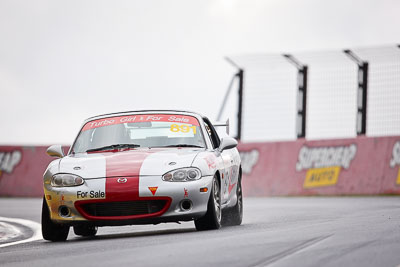 891;12-April-2009;2002-Mazda-MX‒5;Australia;Bathurst;FOSC;Festival-of-Sporting-Cars;Mazda-MX‒5;Mazda-MX5;Mazda-Miata;Mt-Panorama;NSW;New-South-Wales;Patricia-Rooke;Regularity;auto;motorsport;racing;super-telephoto