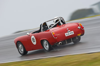 95;1963-Austin-Healey-Sprite;26-July-2009;Australia;FOSC;Festival-of-Sporting-Cars;Group-S;NSW;Narellan;New-South-Wales;Oran-Park-Raceway;Troy-Ryan;XLG995;auto;classic;historic;motion-blur;motorsport;racing;super-telephoto;vintage