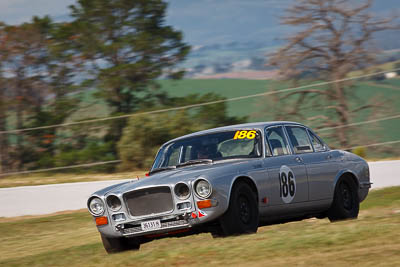 186;1971-Jaguar-XJ6;2-April-2010;36131H;Andrew-Shaw;Australia;Bathurst;FOSC;Festival-of-Sporting-Cars;Mt-Panorama;NSW;New-South-Wales;Regularity;auto;motorsport;racing;super-telephoto