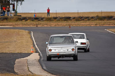 186;1971-BMW-2002;24-July-2010;Australia;Morgan-Park-Raceway;QLD;Queensland;Ross-Mazza;Warwick;auto;motorsport;racing;super-telephoto