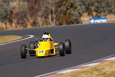 19;19;22-April-2011;Australia;Bathurst;Bathurst-Motor-Festival;Formula-Ford;Mt-Panorama;NSW;New-South-Wales;Open-Wheeler;Peter-Grant;Van-Diemen-RF86;auto;motorsport;racing;super-telephoto